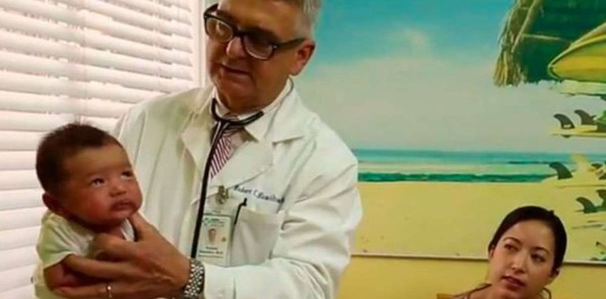 La vidéo du pédiatre Robert Hamilton fait le buzz sur internet avec plus de 17 millions de vues. Comment calmer un nourrisson qui pleure en 10 secondes ?
