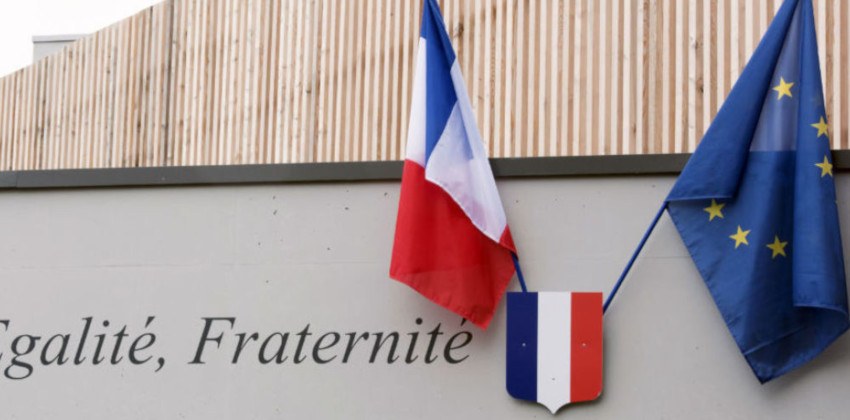 Le drapeau français et européen, ainsi que des paroles de l’hymne national dans les classes Gaz, Impôt et école obligatoire : 1er septembre 2019