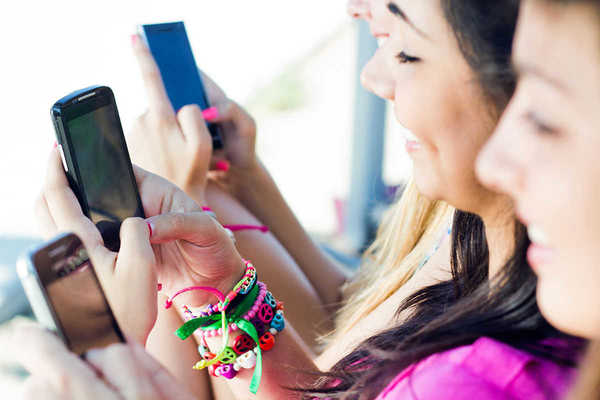 Internet et les 15 à 24 ans : c'est le smartphone