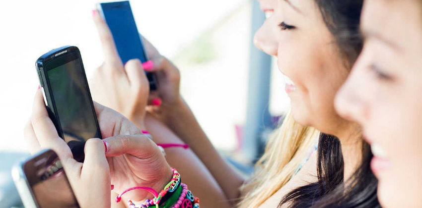 En moyenne, c'est 5 applications et 46,6 sites internet en un mois Internet et les 15 à 24 ans : c'est le smartphone
